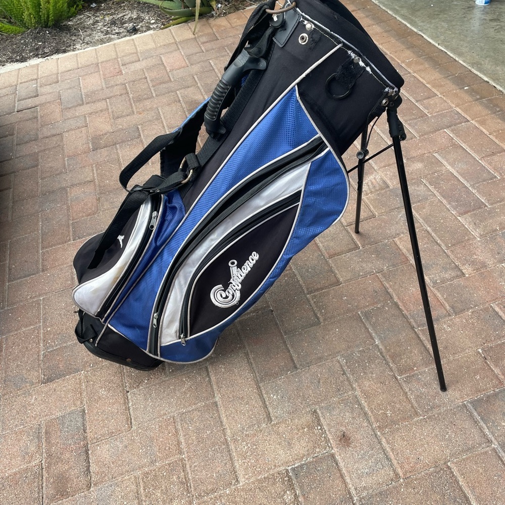 golf bag youth size by Confidence golf , with shoulder strap